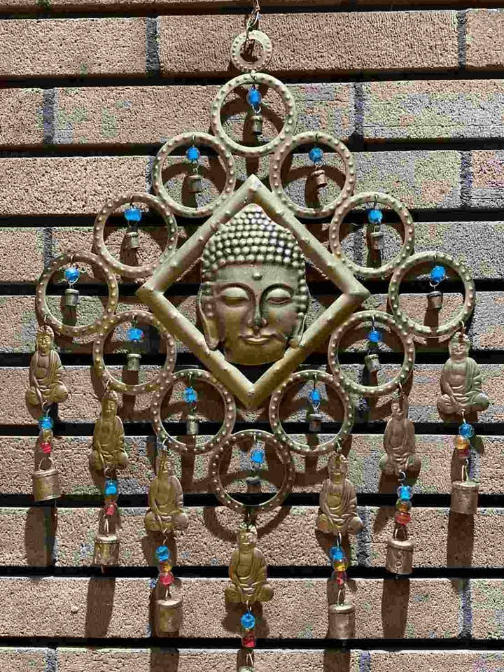 Carillon à vent Buddha en laiton recyclé et perles de verre (XL) pour la vente par Katmandu Trading Co.