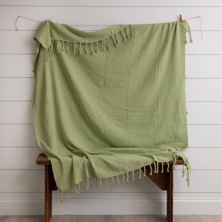 Grüner Überwurf mit Quasten aus Sellerie (PC) für den Großhandel von Audrey's Home & Gift