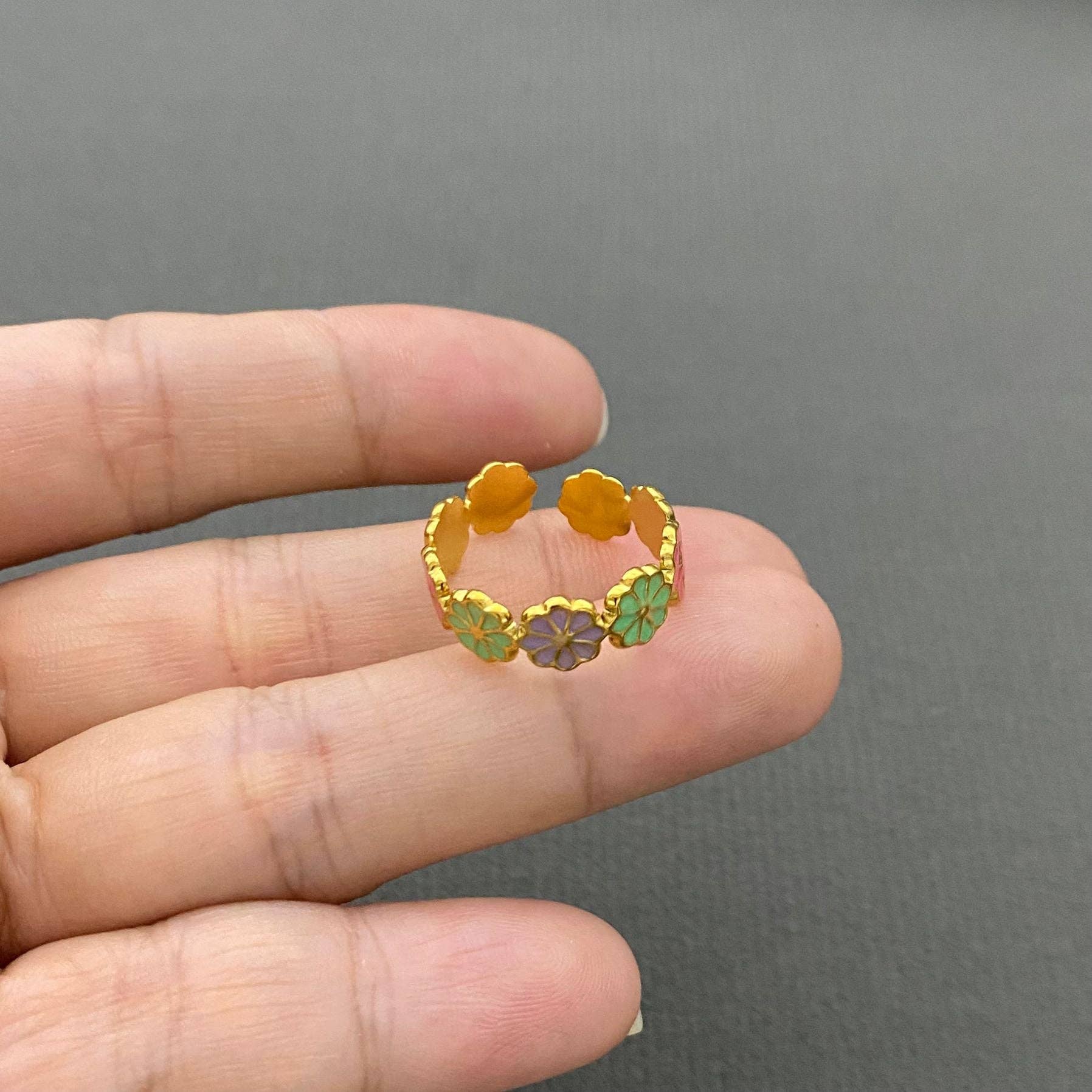 Mio Queena - Wholesale Cocktail/Statement Ring - Enamel Daisy Flower 18K Gold Plated SS Adjustable Ring - FGS2