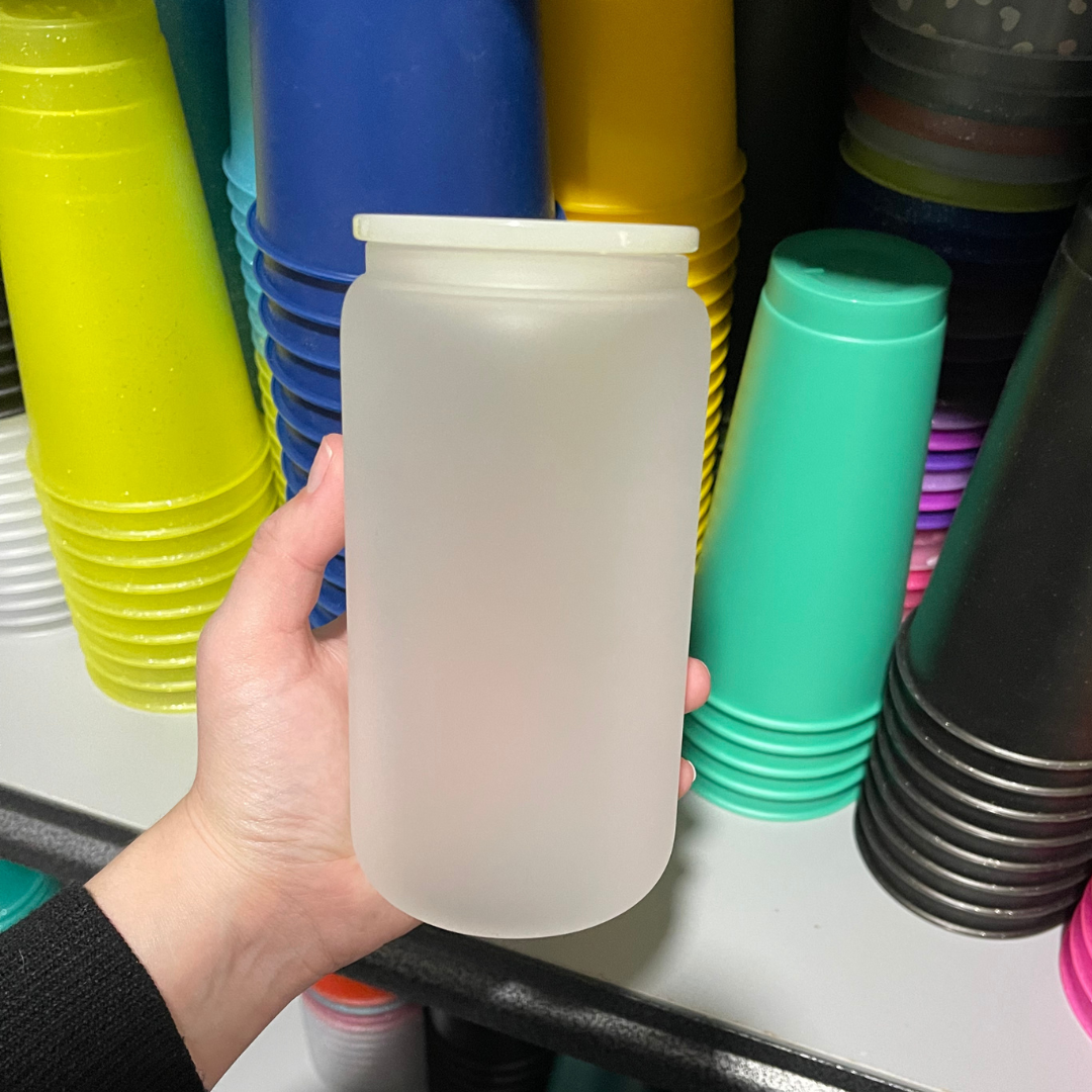 One Stop Cups – Engroshandel Drikkeglas/kop – 16 oz frostede glasdåser med farverige låg5