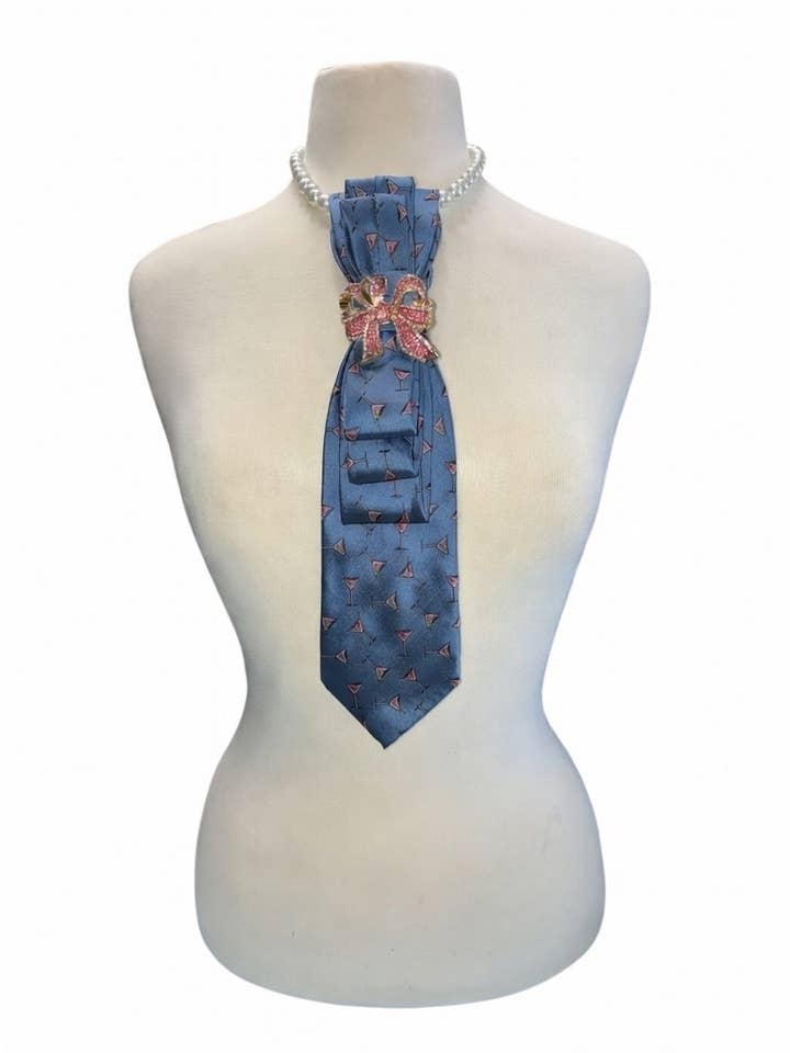 Tilpasset slips-halskæde - Blå Martini med sløjfebroche for engroshandel hos See it…Love it…Buy it