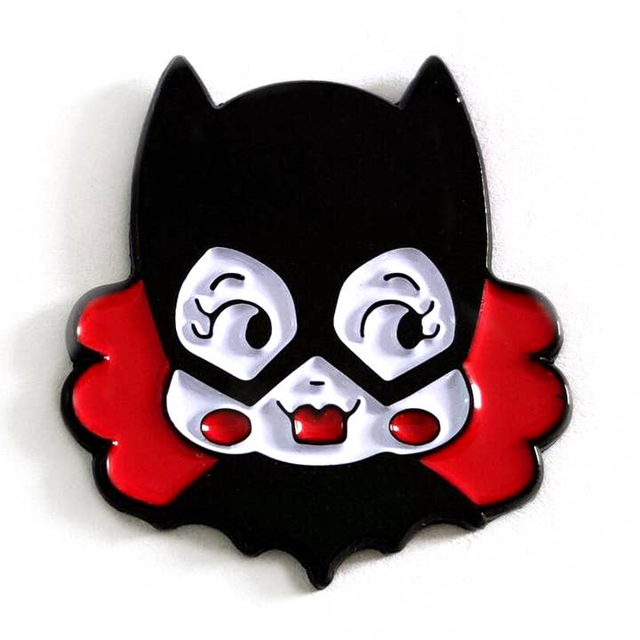 Épinglette Barbara by Show Pigeon en émail doux de 1,25 po pour la vente par Yesterdays