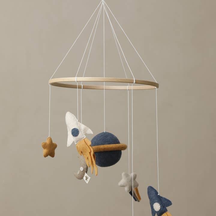 2 Stories - Wholesale Babymobiel - RUIMTE babymobiel, vilt, handgemaakt, ruimteconcept