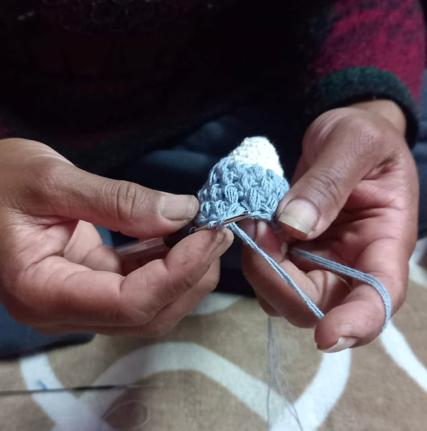 Luna-Leena  - handmade in Nepal - Venta al por mayor Llavero - Mujer - Llavero pez gris - colgante para bolsa - algodón orgánico tejido a crochet7