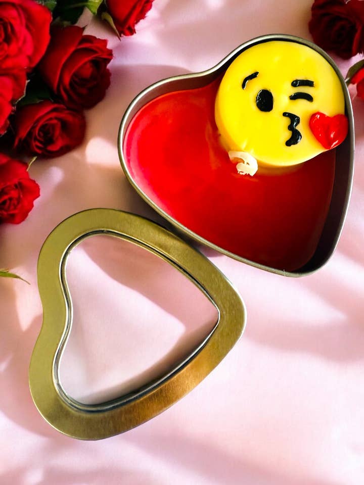 Emoji Kyss Hjärta Ljus | Jag Älskar Dig Hjärtformad Hjärta | Flirtig Doftande Silverljus | Sojavax för wholesale av AZUCENA