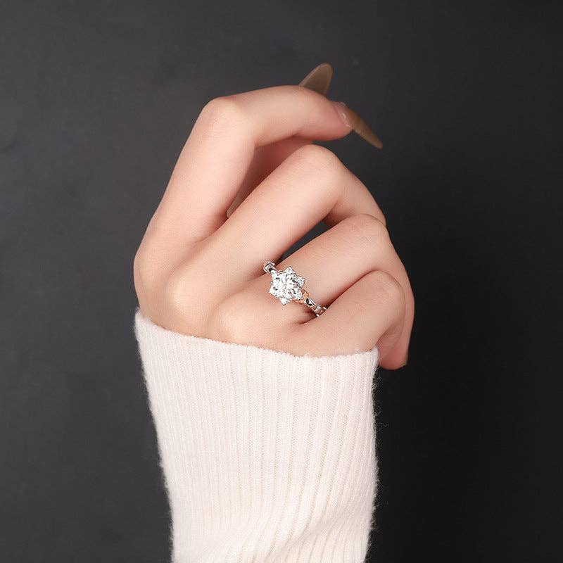 Perimade & Co. LLC - Vendita all'ingrosso Anelli di fidanzamento - Anello di fidanzamento con fiore di moissanite in argento Sterling 9257