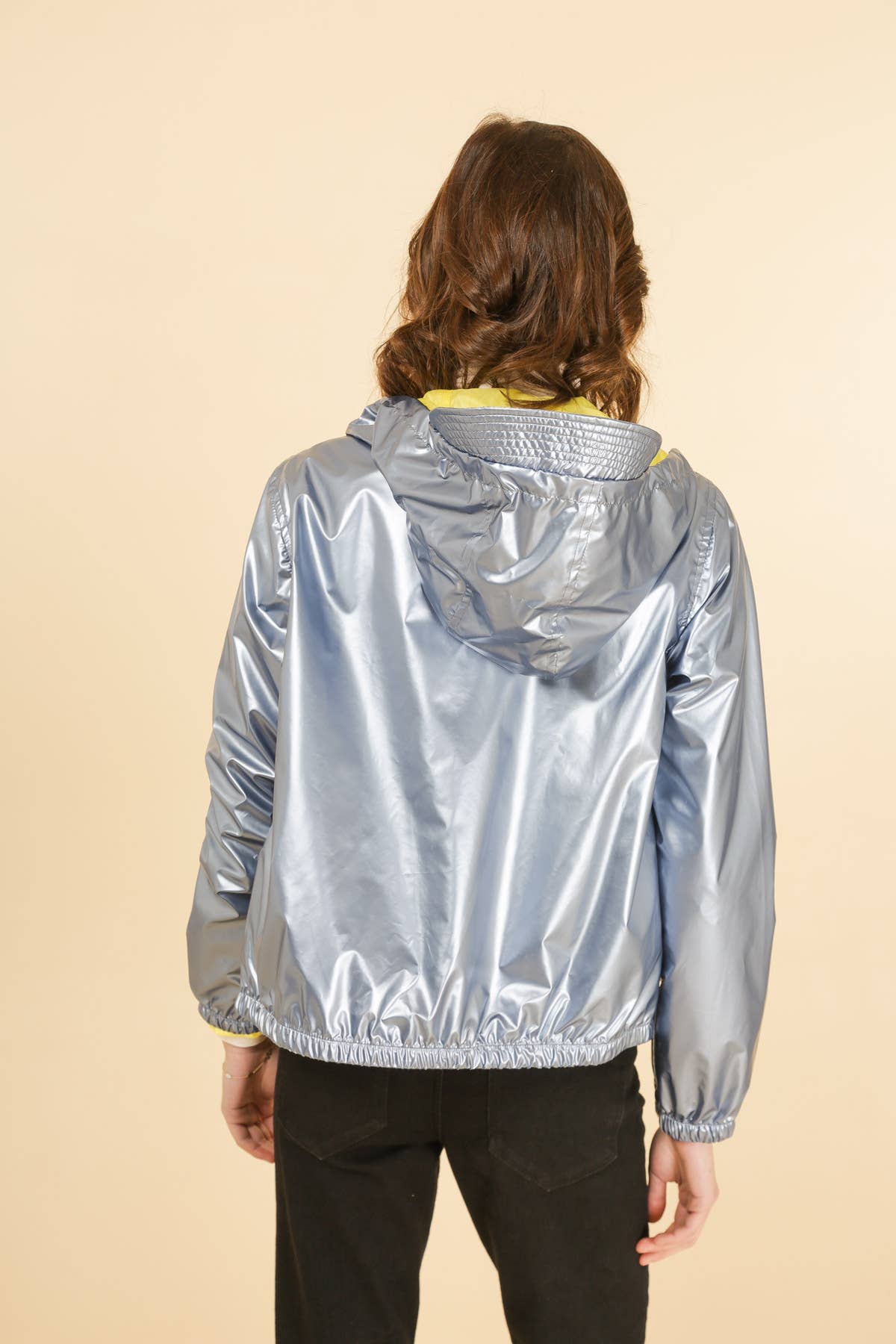 Attrait Paris – Engroshandel Vindjakke - Dame – Kort metallisk vindjakke med hætte og integreret skygge13