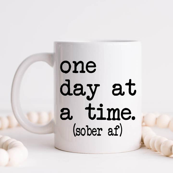 Ein Tag nach dem anderen, Nüchternheits-Kaffeetasse für den Großhandel von Hm Mugs