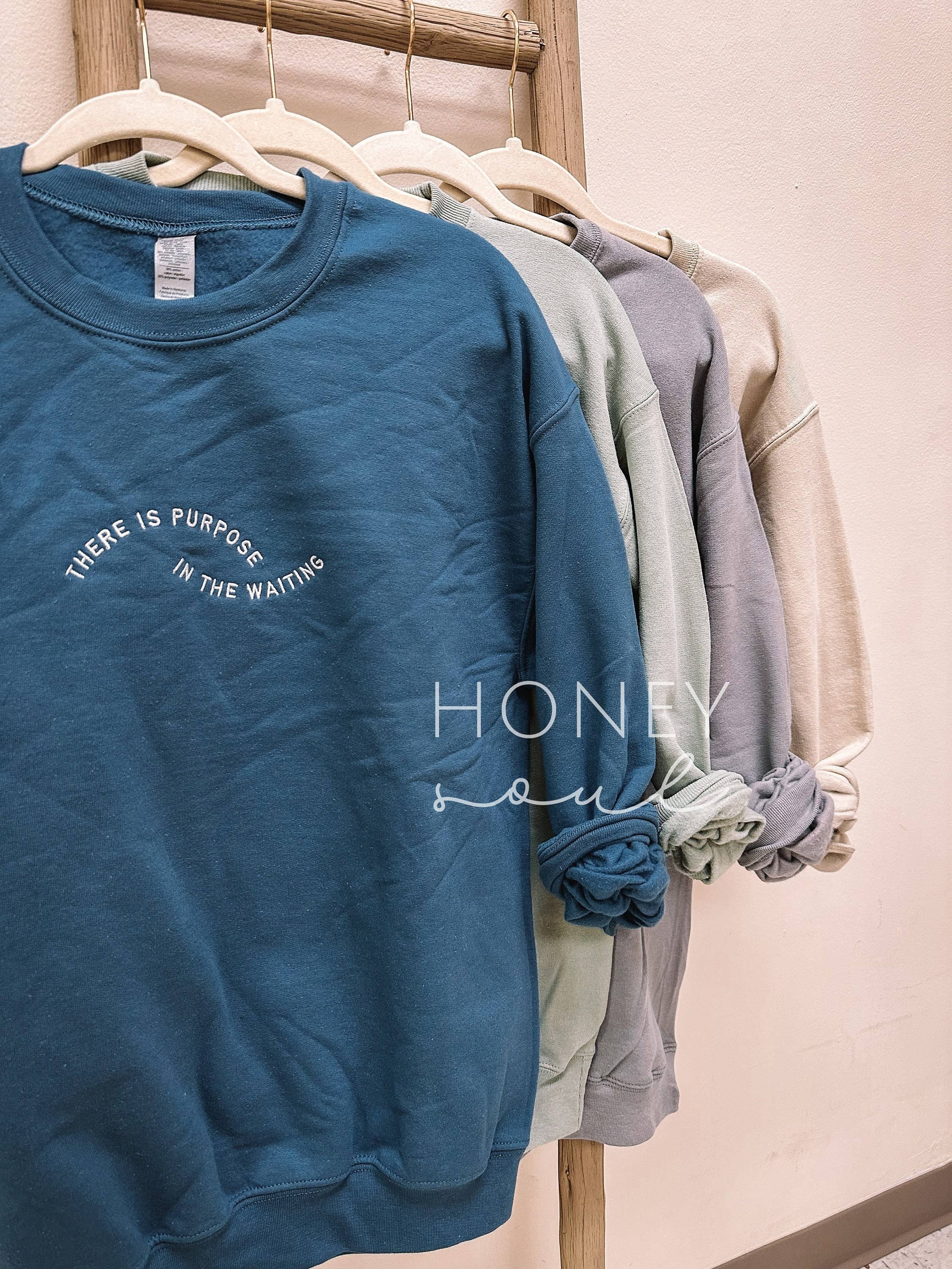 Honey Soul LLC - Venta al por mayor Sudadera estampada - Unisex - Sudadera bordada "There Is Purpose In The Waiting"0