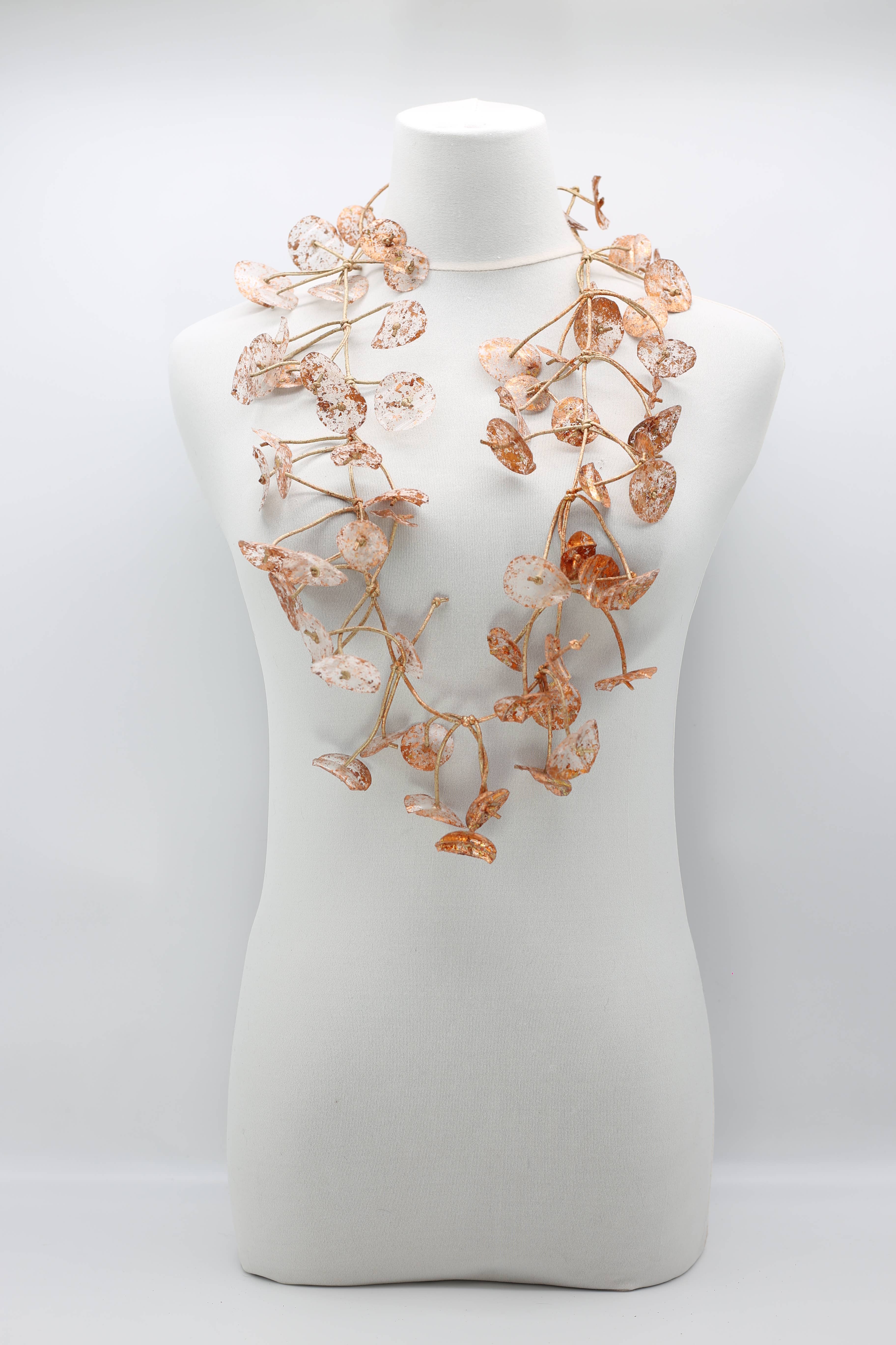 Jianhui London – Großhandel Statement-Halsketten – Halskette mit Seerosenblättern aus recyceltem Kunststoff, lang, handbemalt27