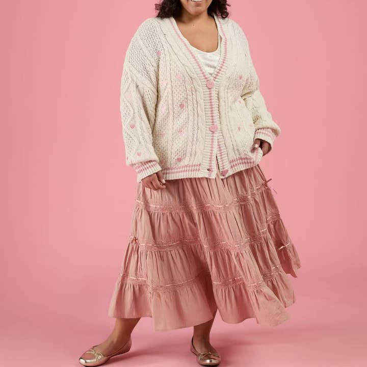 Cardigan tricoté avec broderie cœur rose de Taylor Swift, pull de la Saint-Valentin pour la vente par Little Trendy