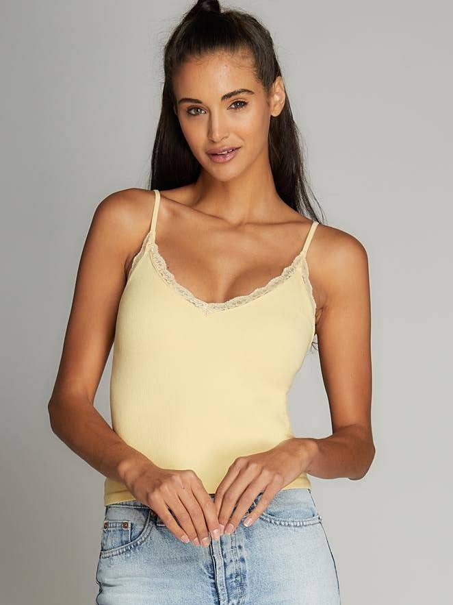 Bambu Tank W/Spets Trim- CEBT1004 för wholesale av C'est Moi Clothing Co