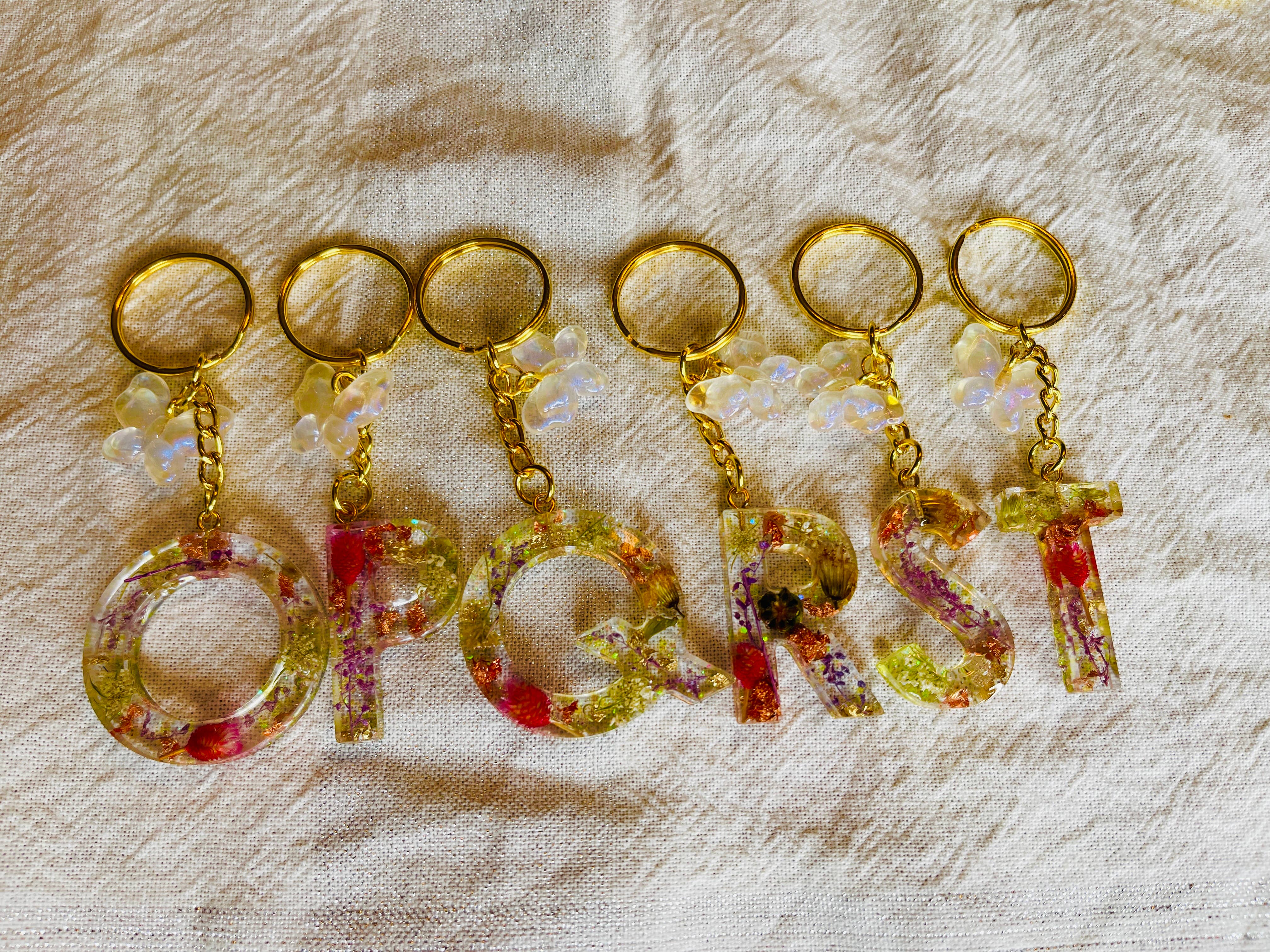 Handmade clay and resin Jewelry - Wholesale Keychain - Women's - Handmade dried floral resin monogram letter keychain1