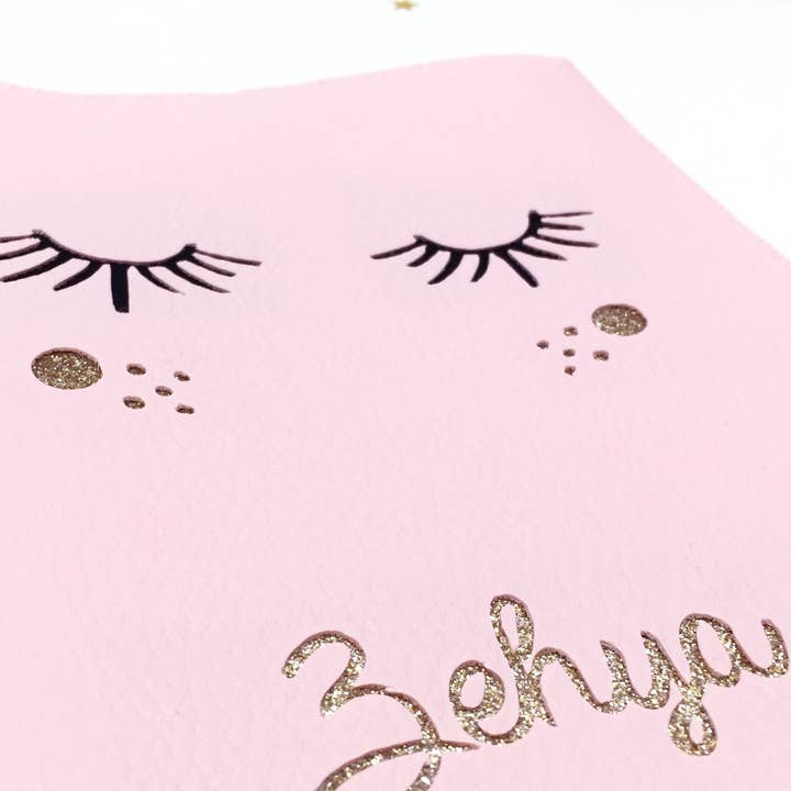 Protège carnet de santé rose yeux en simili cuir pour la vente par Crapaud Chou