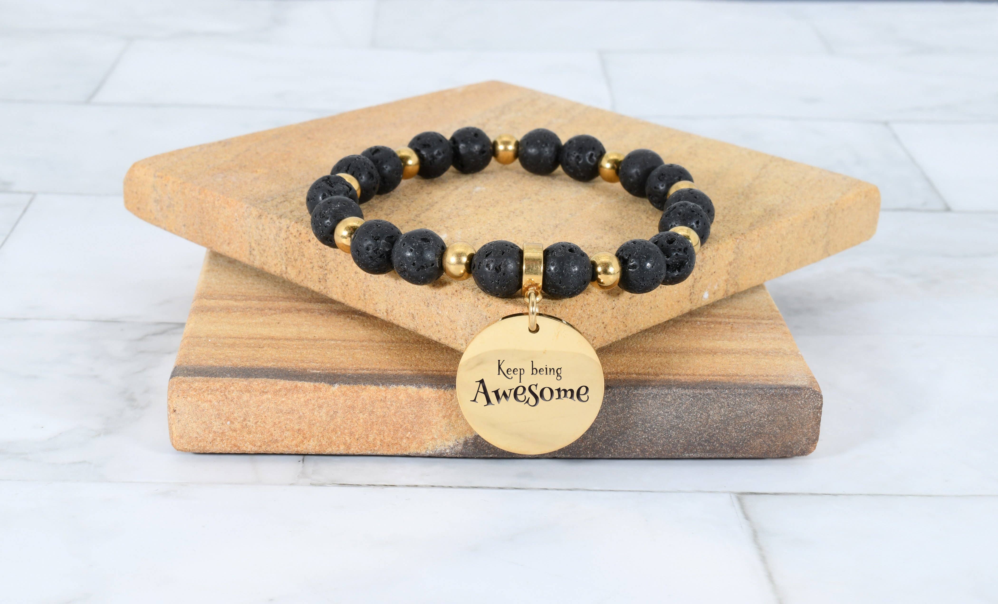 Pink Box – Engroshandel Perlearmbånd – Naturlige Lava inspirerende armbånd i guld Accent34