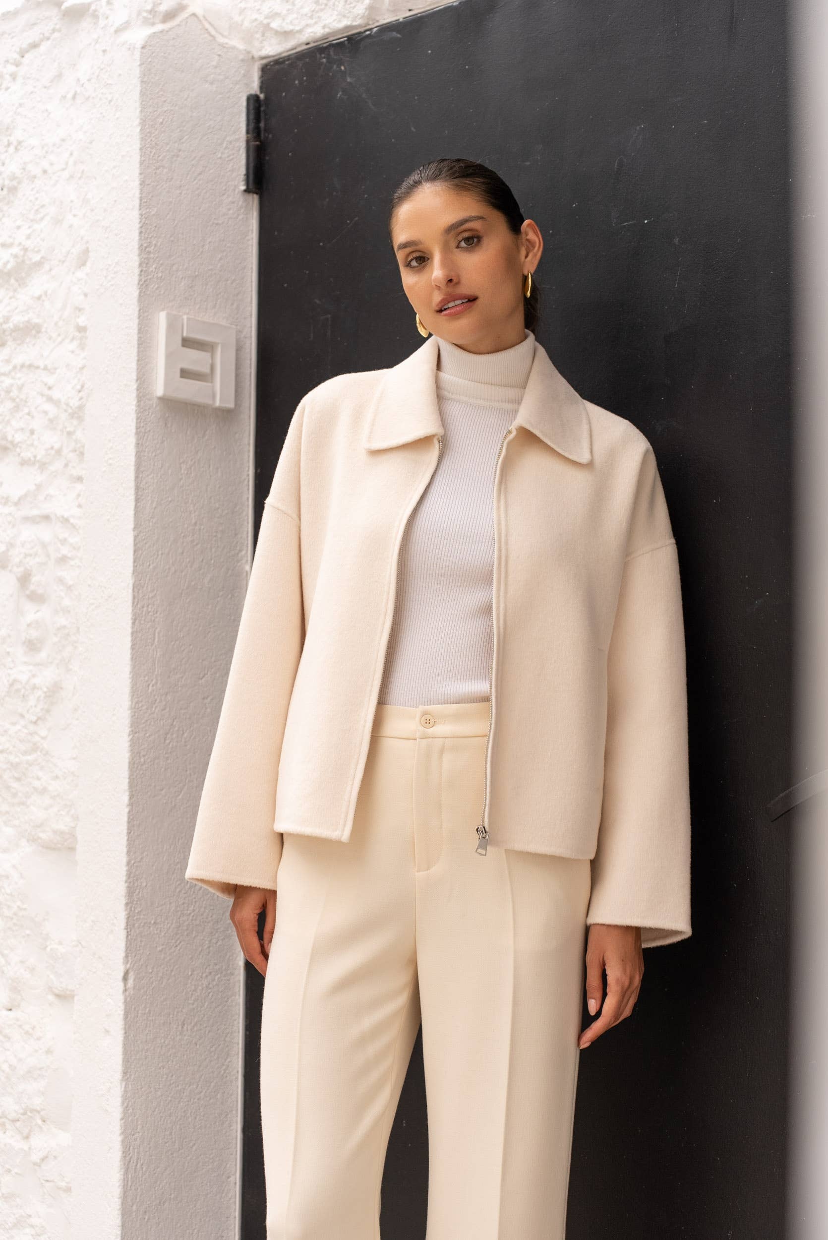 Attentif Paris - Wholesale Coat - Women's - Hand-sewn short coat in blended wool with zip closure12