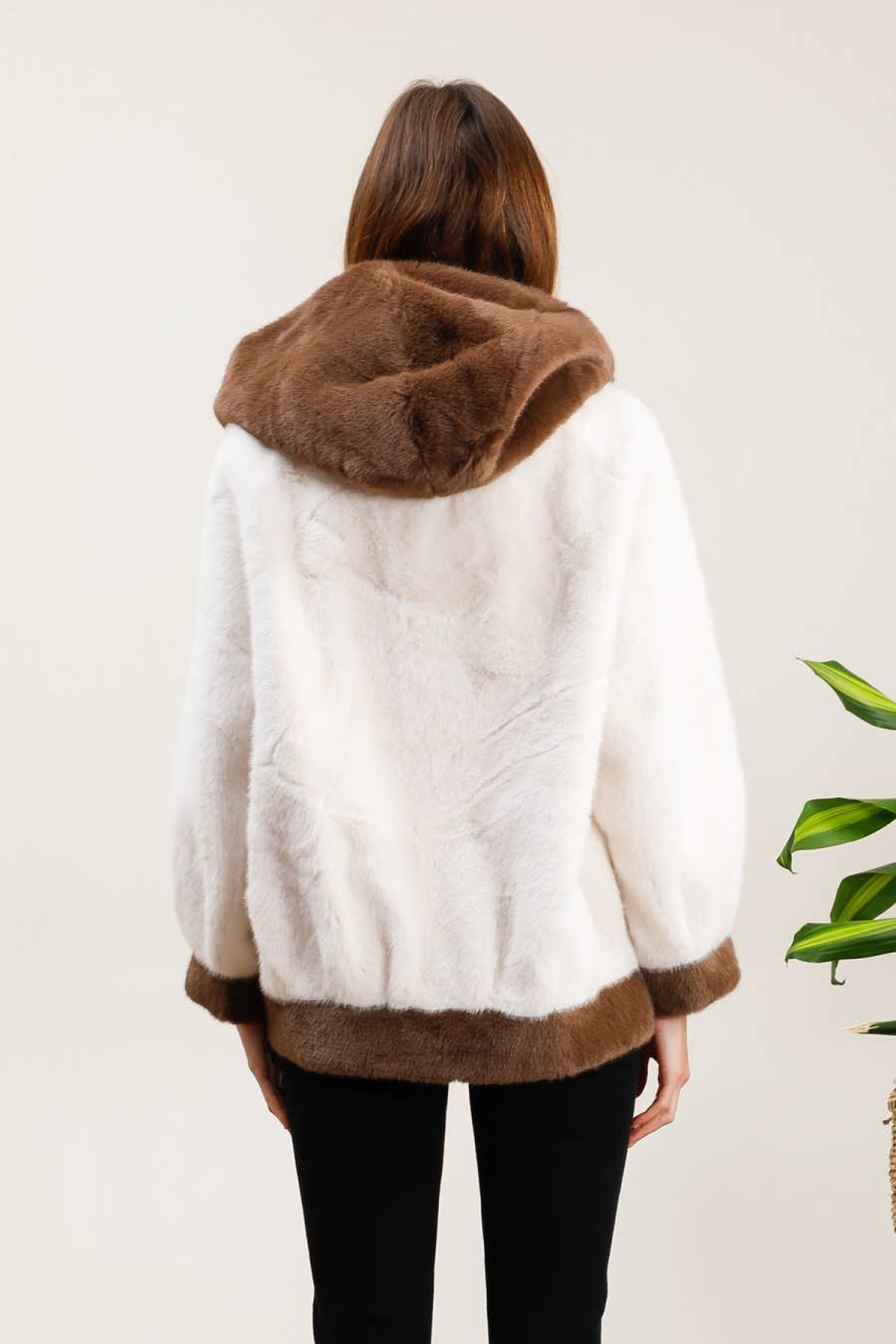MOOYA - Wholesale Fur/Faux Fur Coat - Women's - Oversized two-tone faux fur coat - DD0073