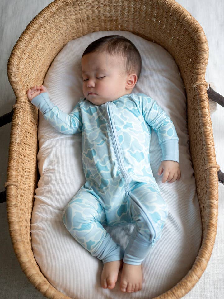 Grenouillère zippée à motif camouflage côtier pour la vente par Brave Little Lamb the Label