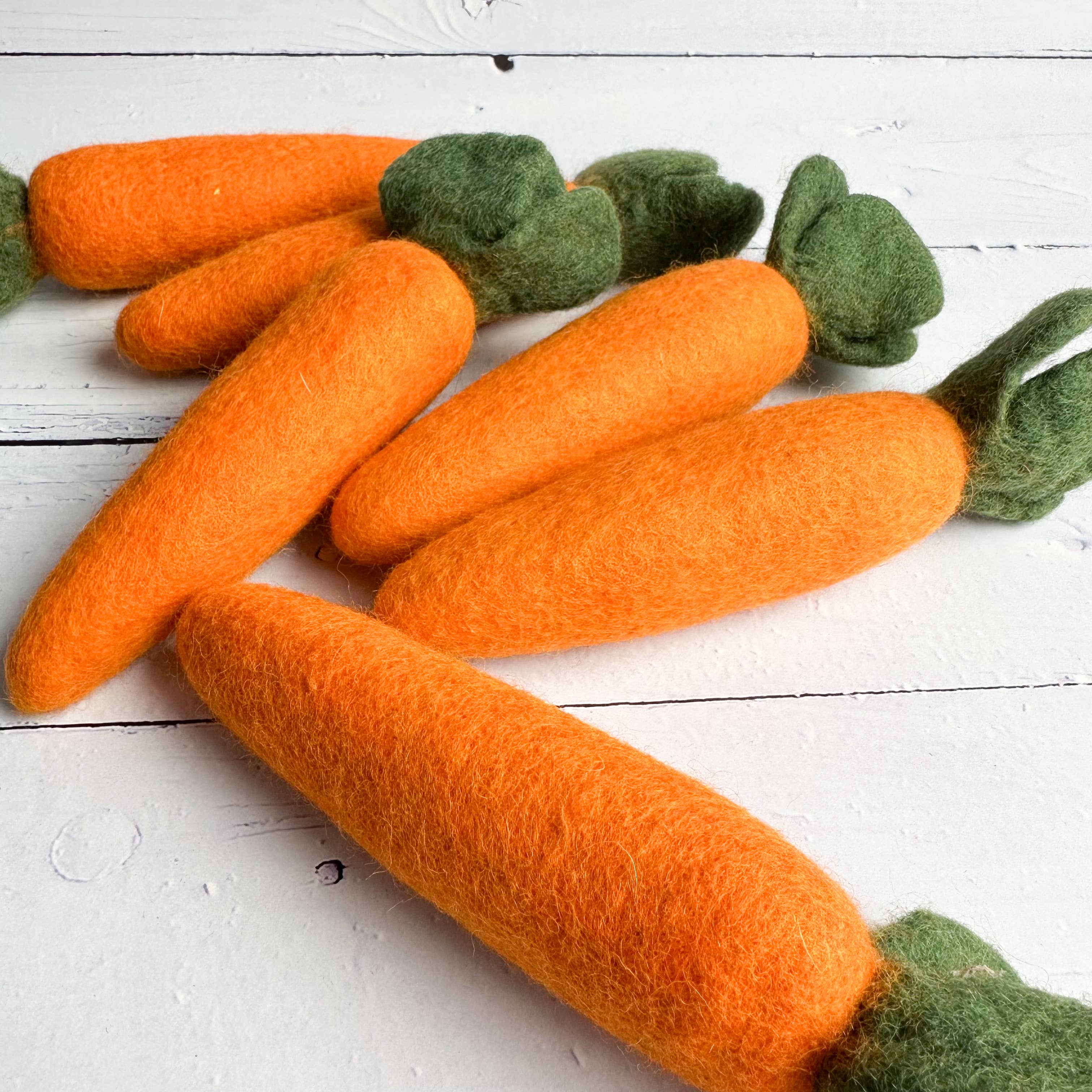 Sewing Seeds Play - Vente Décorations de table - Une grosse carotte orange en feutre1