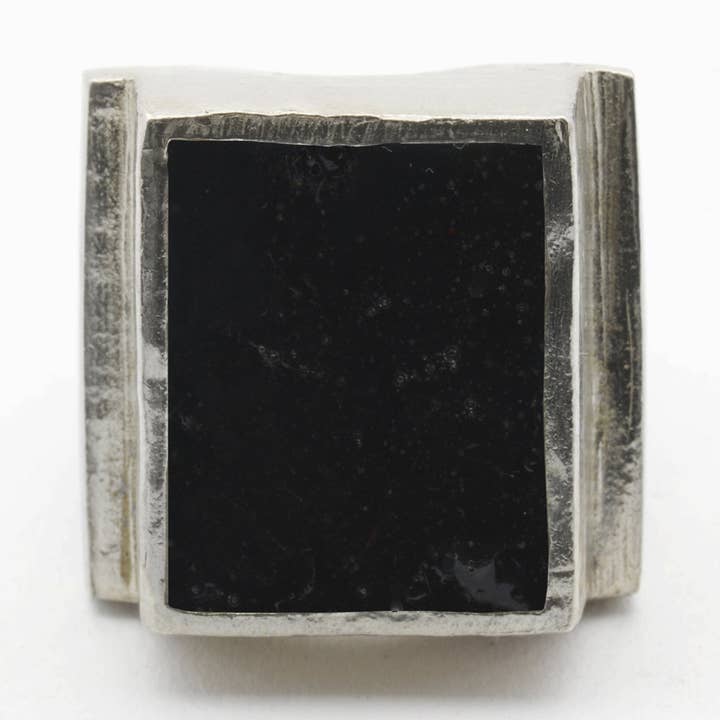 ANILLO DE SELLO DE TIERRA CENIZA DE SHUNGITA NEGRO OSCURO para venta al por mayor de Brooklyn Smithy