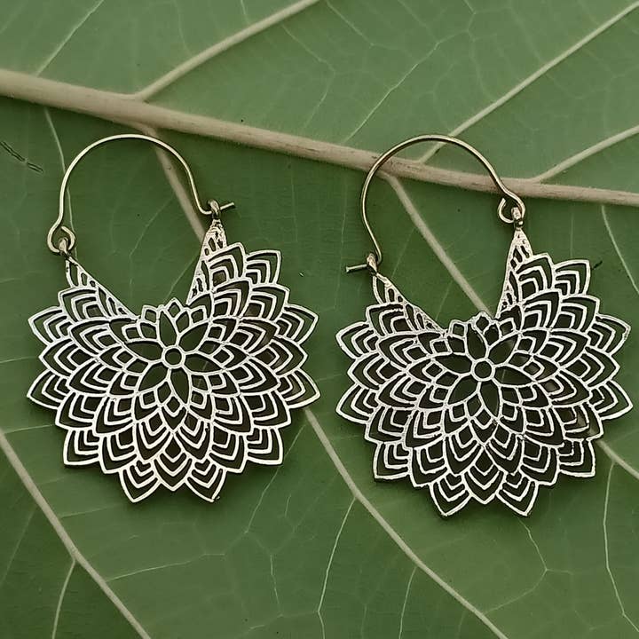 SILVER CAVE - Wholesale Hangende/ronde oorbellen - Prachtige koperen oorbellen met Indiase tribale bloemenhoepel bengelen2