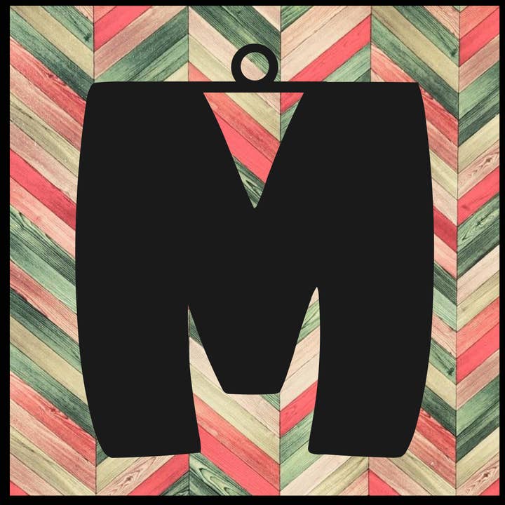 Ornement en métal Lettre M pour la vente par Designed With Sparks