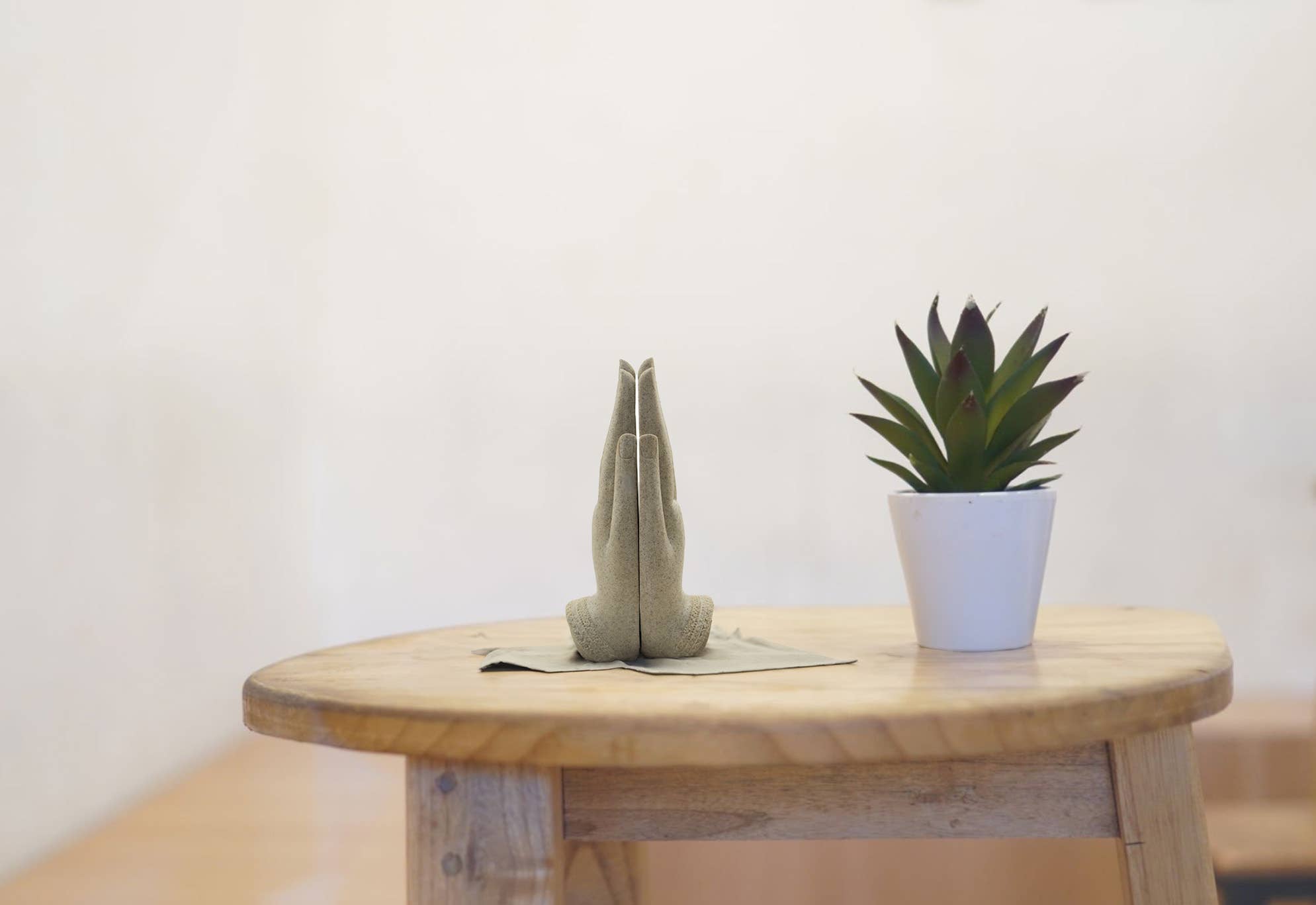 Original Source - Wholesale Decorative Figurine - Buddha Sandstone Serenity Hands2