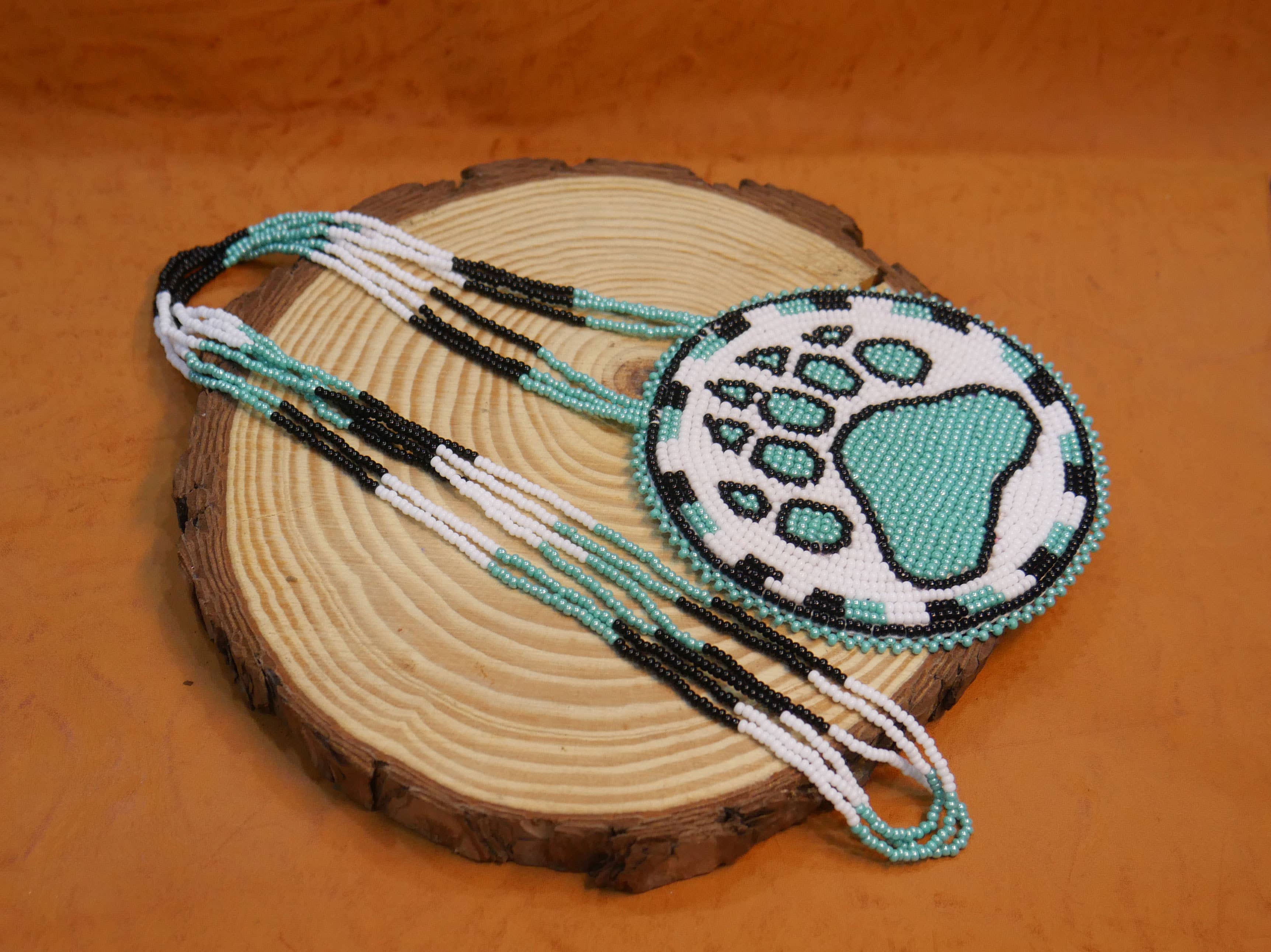 KANGURAH - Vente Colliers à pendentif - Collier médaillon perlé Patte d'Ours Blanc Amérindien