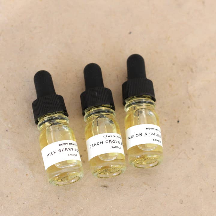 Sæt med prøver af sommer kropsolie for engroshandel hos Dewy Monday