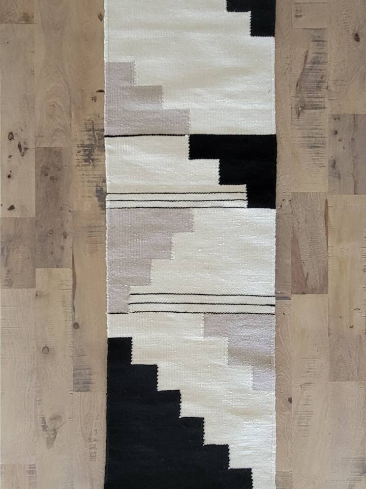 Terra Svart & Grå Bordslöpare för wholesale av Mumo Toronto Inc