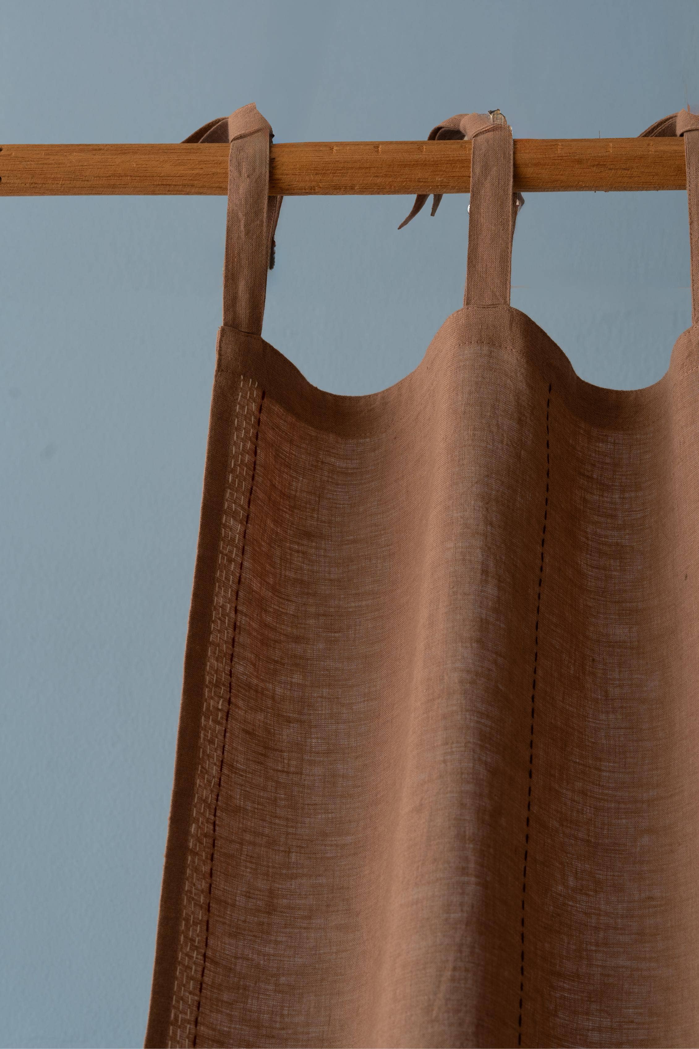 Beige Sandy Pannelli per tende naturali in lino ricamato Heath – senza tempo in vendita all'ingrosso su Faire2