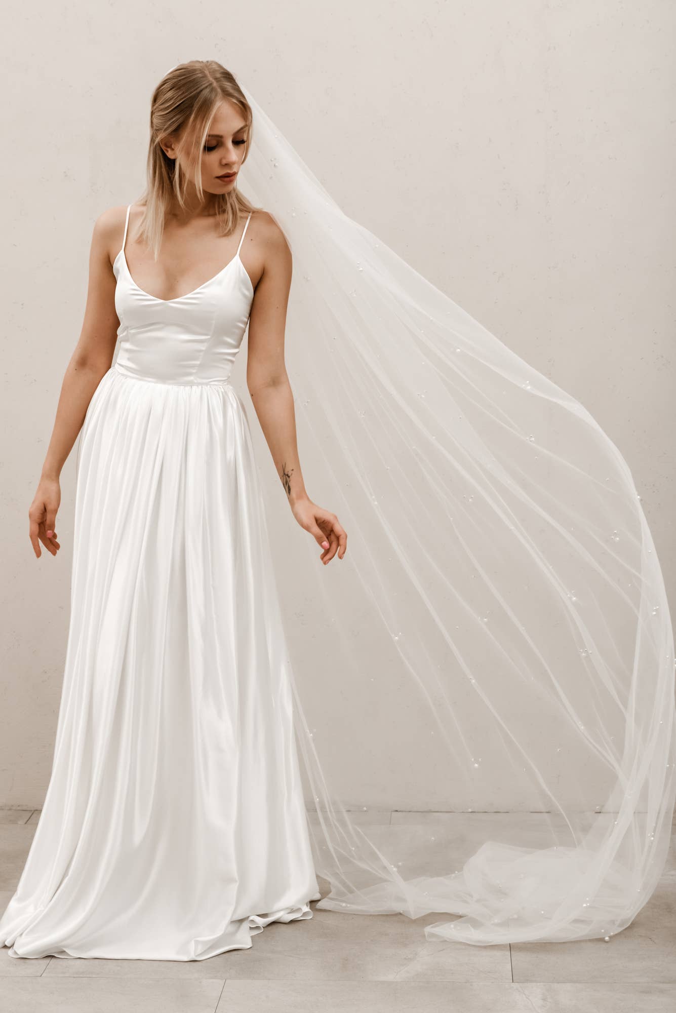 Heirloom Bridal Company - Wholesale Veil - Women's - Cluster Pearl Veil V0102