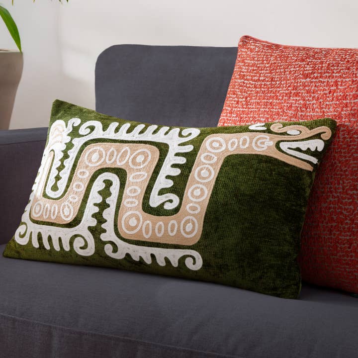 Verdie Cojín de chenilla bordado Dynasty Dragon, color verde de venta al por mayor en Faire