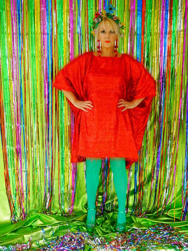 Fumbalinas - Vente Caftan – femme - Robe de fête mini kaftan rouge à paillettes et cheveux en tinsel2