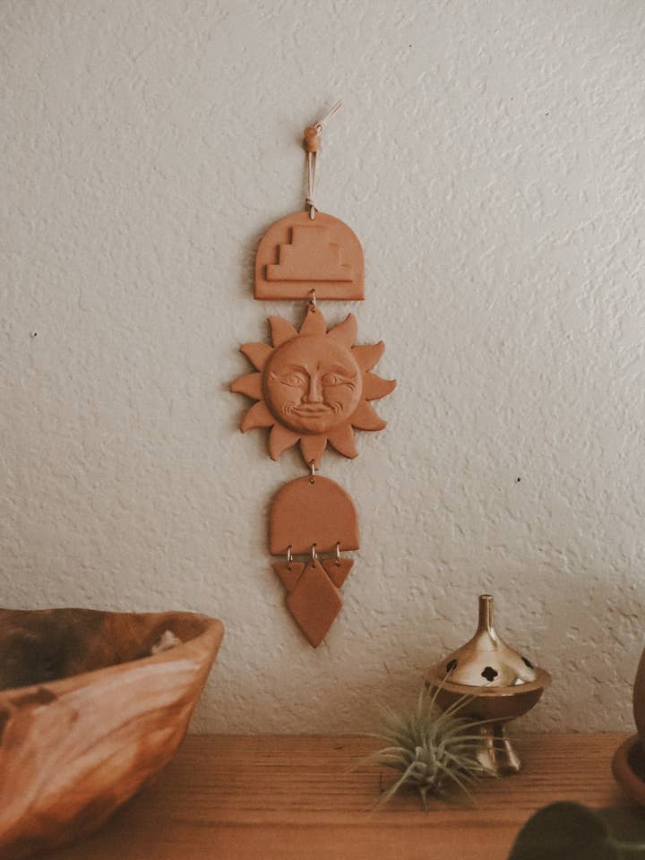 Appendiabiti da parete in terracotta vintage con faccia a forma di sole per la vendita all'ingrosso da parte di Rooted Reverie