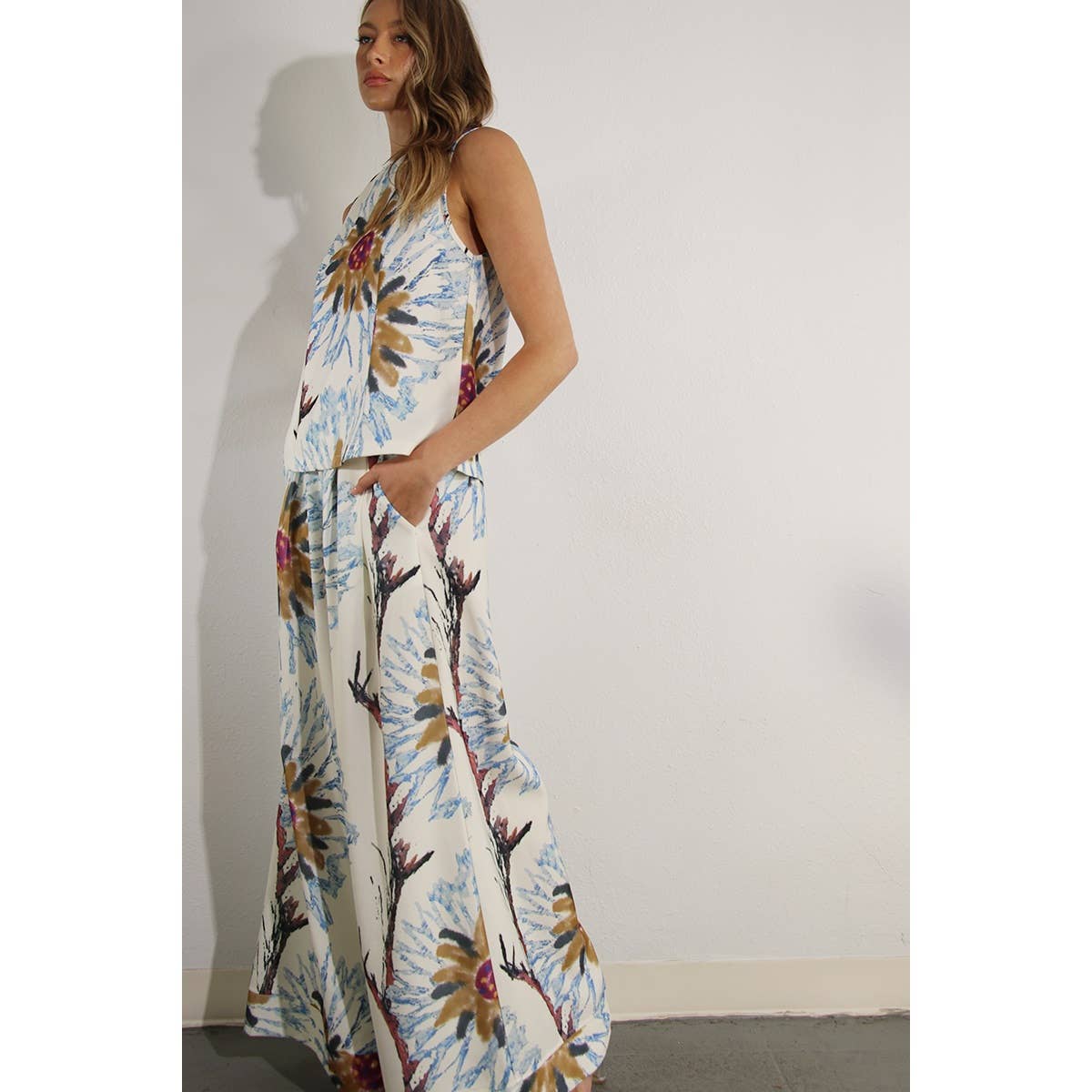 MULTI MOUWLOZE TOP- EN BROEKSET MET ZONNEBLOEMPRINT voor groothandel op Faire13