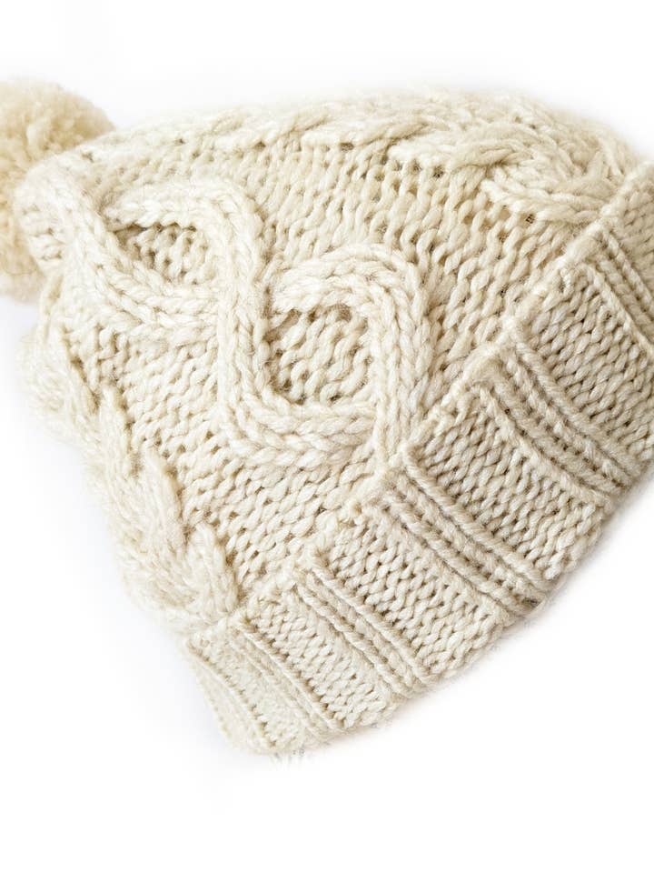 Bonnet à pompon en maille torsadée pour la vente par Frost Hats