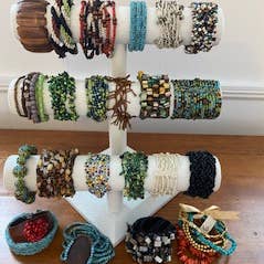 Bracelets variés en perles, coquillages, pierres semi-précieuses et bois - Vente nouveau fournisseur pour la vente par Shae's Resale