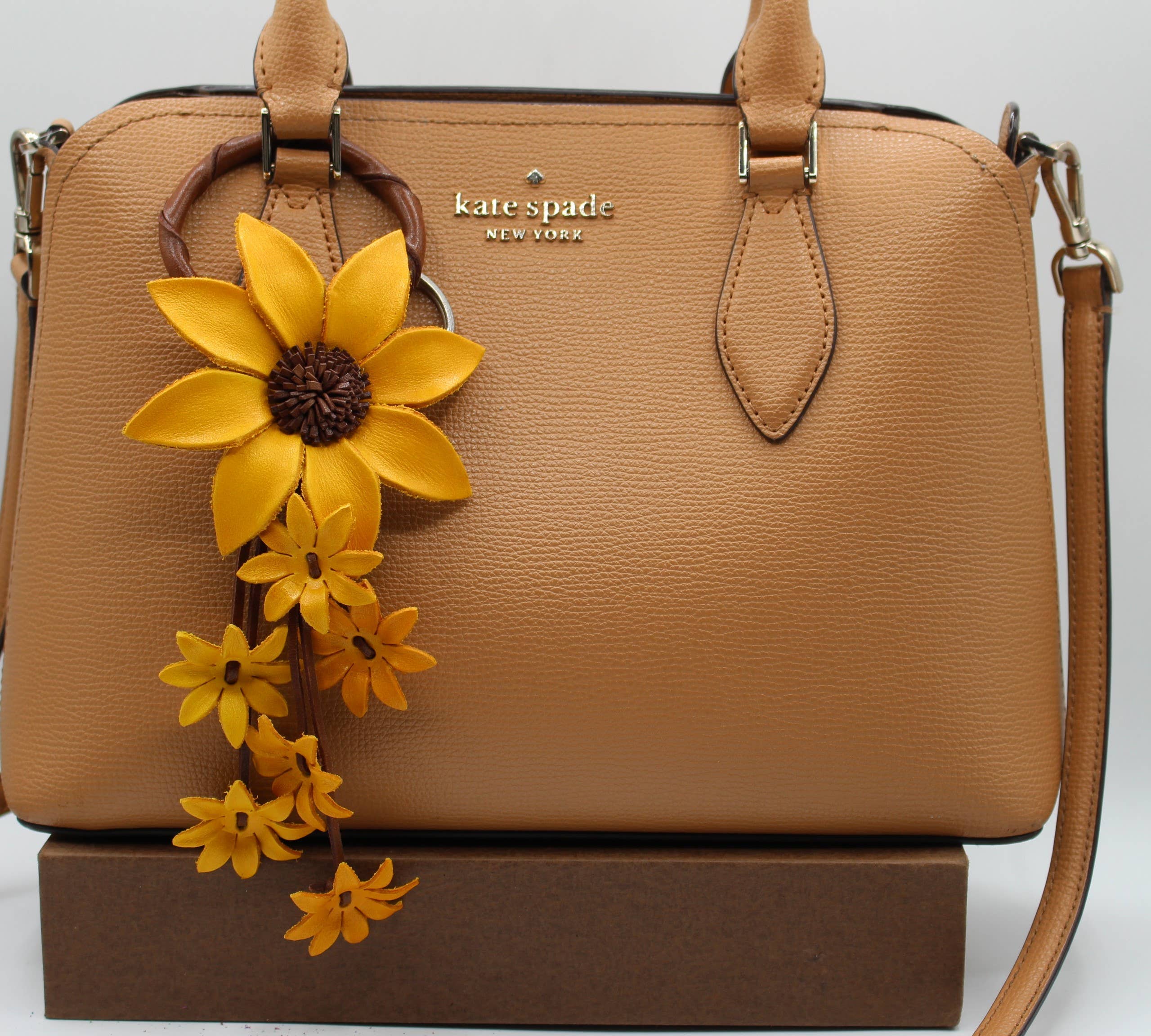 Sunflower Handmade leather inc - Wholesale Keychain - Women's - kc006 leather daisy flower keychain bag charm10