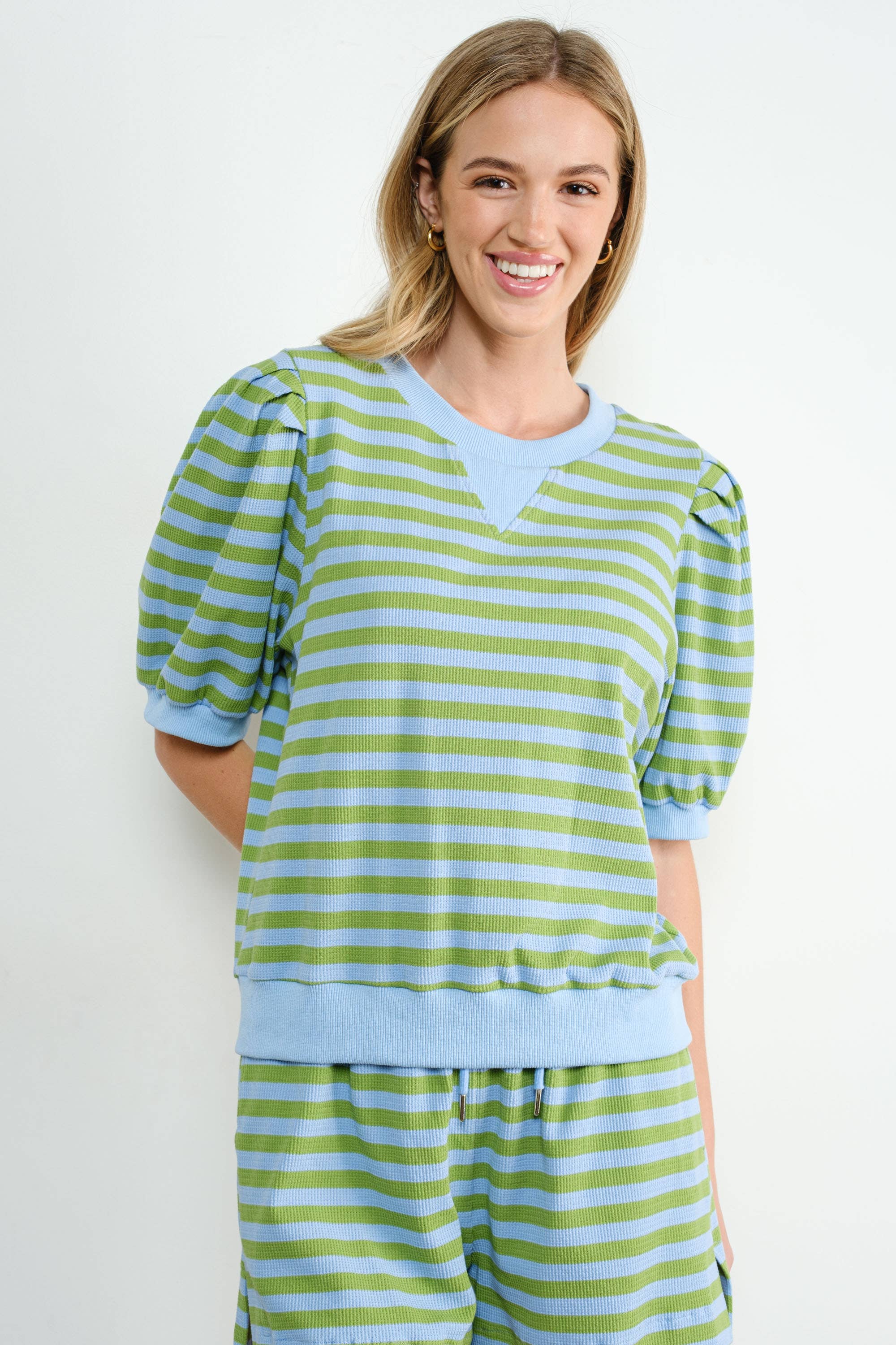 Promise LA – Großhandel Sweatshirt – Damen – Sweatshirt mit farbigem Streifen und Puffärmeln im Resort-Stil6