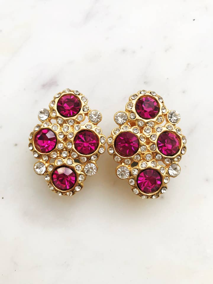 Harper Swarovski orecchini a clip rosa fucsia per la vendita all'ingrosso da parte di Carmen Miller Jewellery