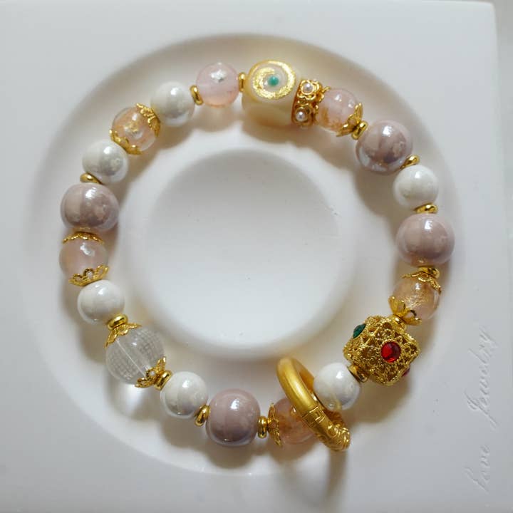 Bracelet Éclosion de Clair de Lune avec Breloque en Or Bijouté pour la vente par Auris Space