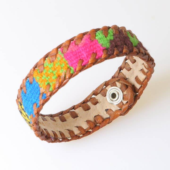 Bracciale a scatto in tessuto e pelle fatto a mano Chula - Guatemala per la vendita all'ingrosso da parte di Lumily