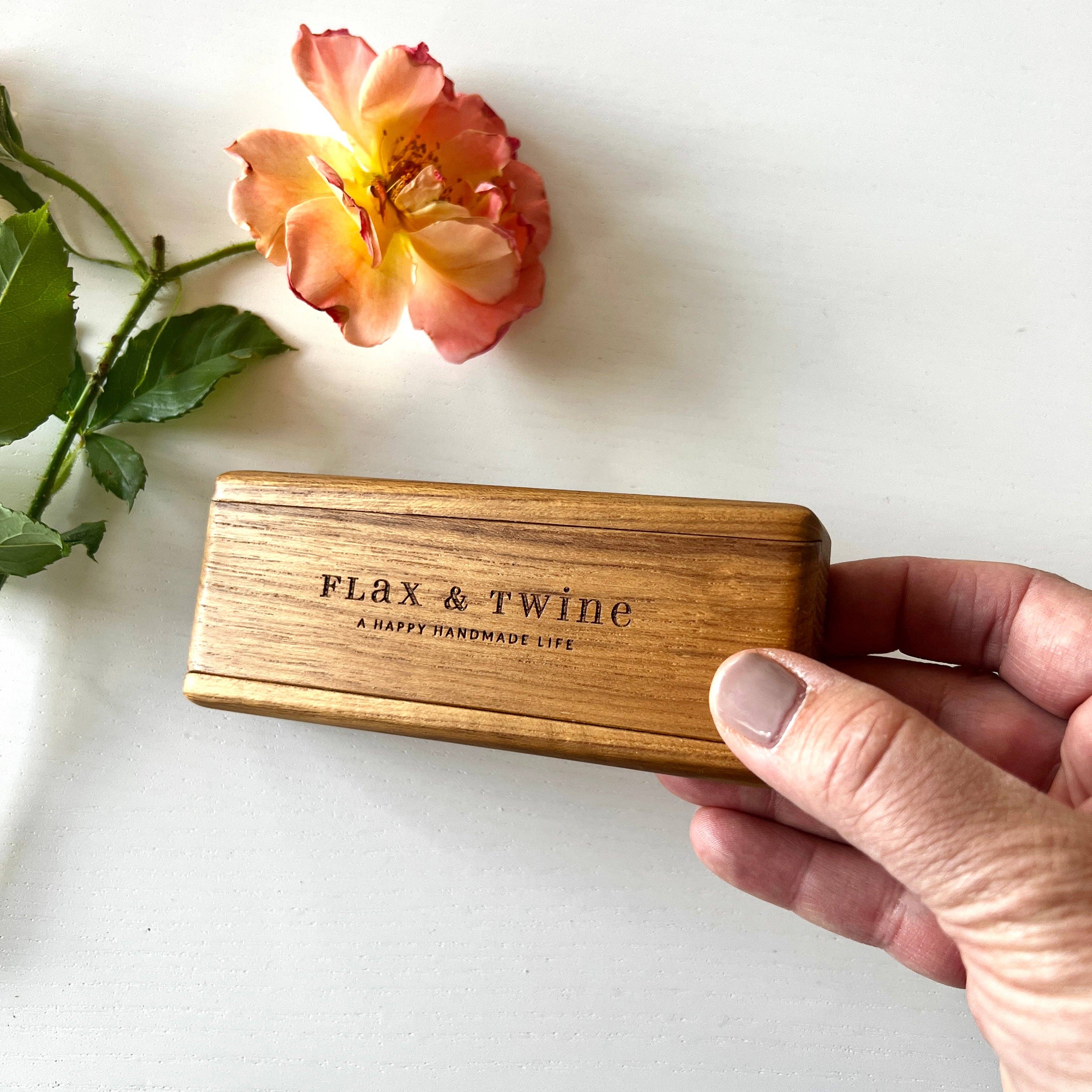 Flax & Twine - Vente Accessoire de tricot/crochet - Boîte à accessoires en teck Flax & Twine0