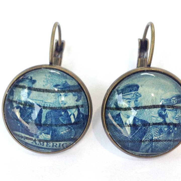 Francobollo Women in Armed Services del 1952 - Gioielli con francobolli - Orecchini con francobollo vintage - Bronzo antico per la vendita all'ingrosso da parte di Postage Stamp Jewelry