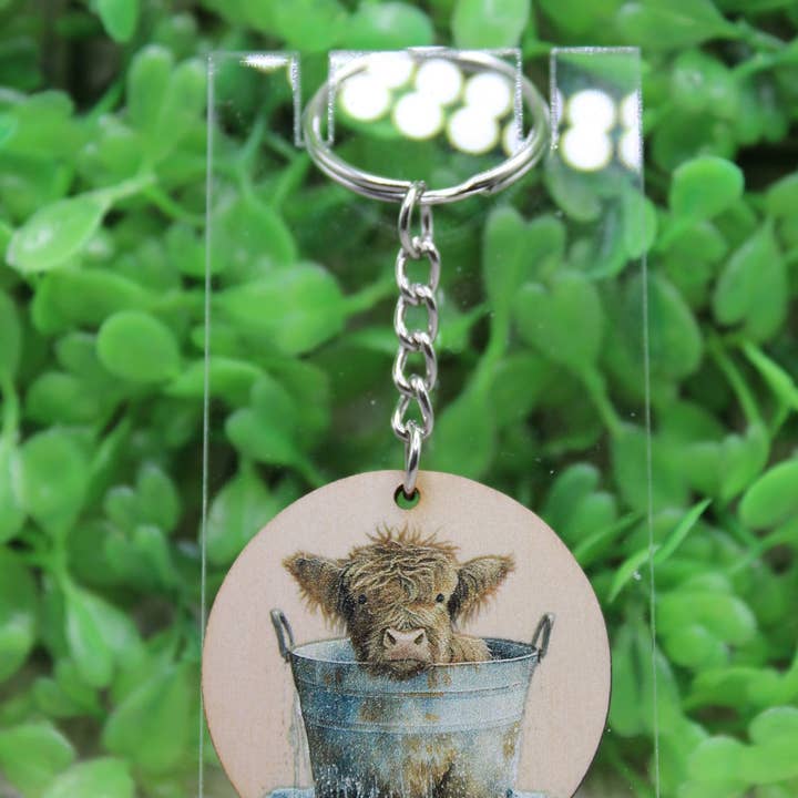 Highland-Kuh in einem Eimer Holzschlüsselanhänger für den Großhandel von Hylidae Boutique