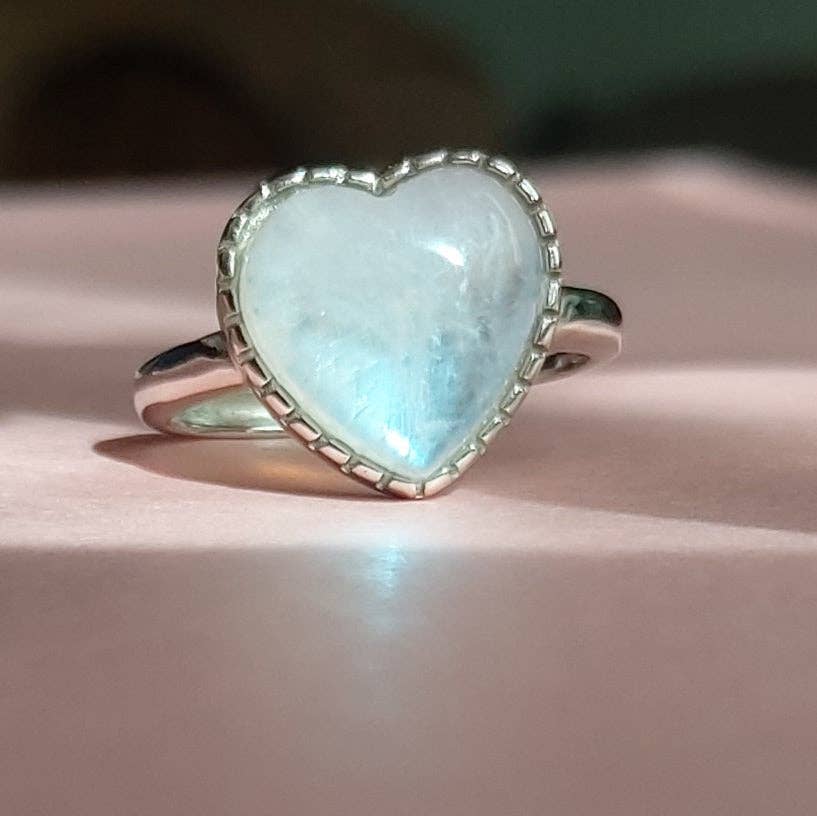 PIEDRA LUNAR CON BASE PLATEADA Anillo DEVA HEART de plata 925 ~ ajustable con forma de corazón y piedra lunar, piedra lunar natural de venta al por mayor en Faire4