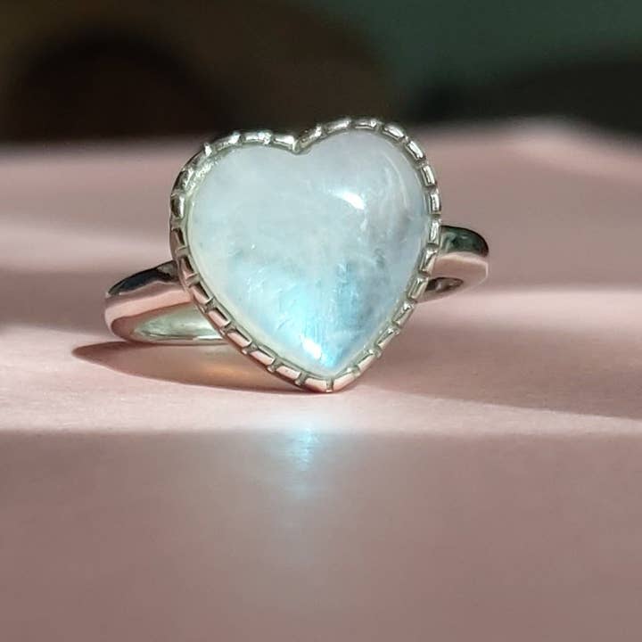 PIEDRA LUNAR CON BASE PLATEADA Anillo DEVA HEART de plata 925 ~ ajustable con forma de corazón y piedra lunar, piedra lunar natural de venta al por mayor en Faire4
