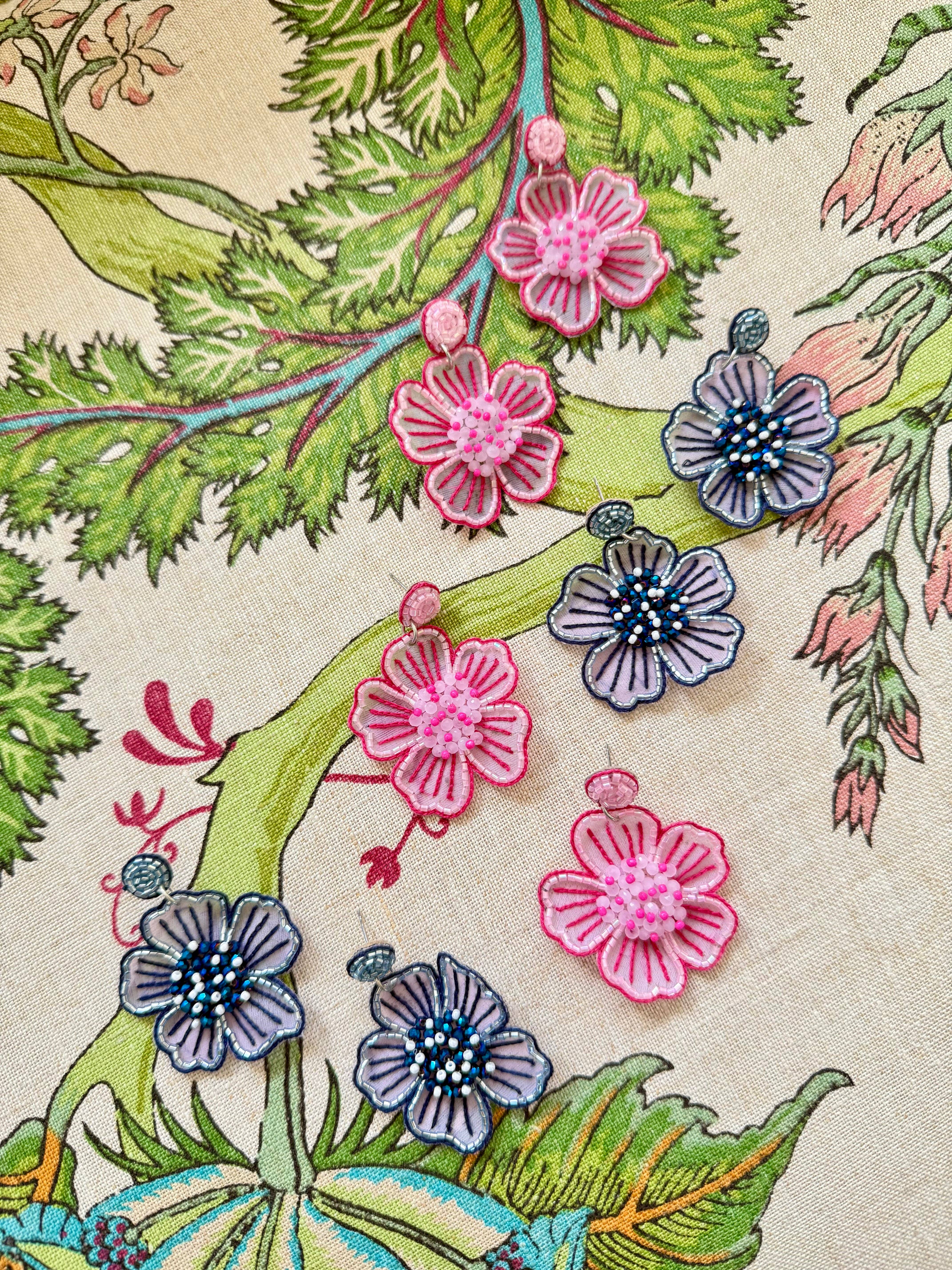 Beth Ladd Collections - Vente Boucles d'oreilles pendantes - Boucles d'oreilles floraison printanière en bleu marine1