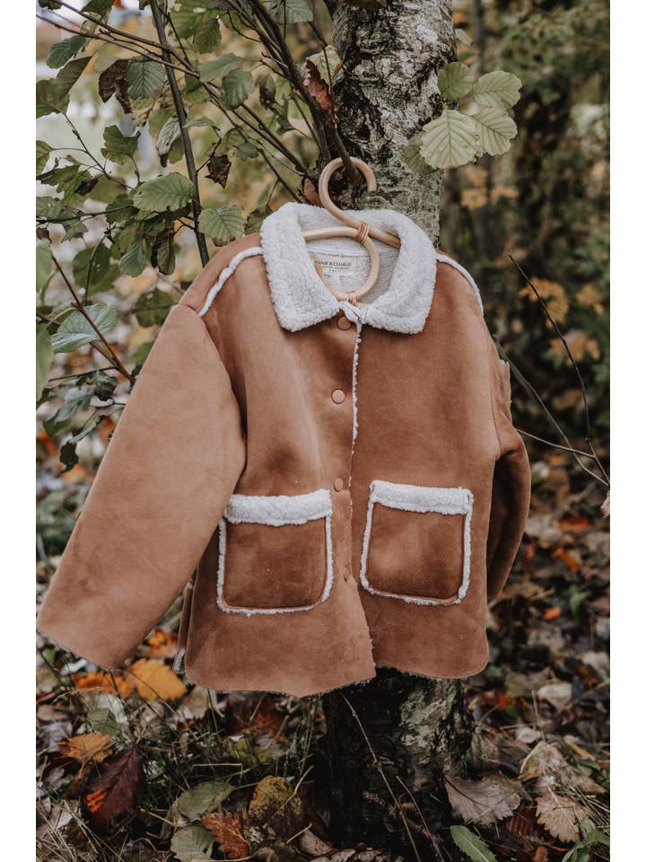 Annie & Charles – wholesale Jacka - Barn – Annie & Charles® fårskinnsjacka för barn9